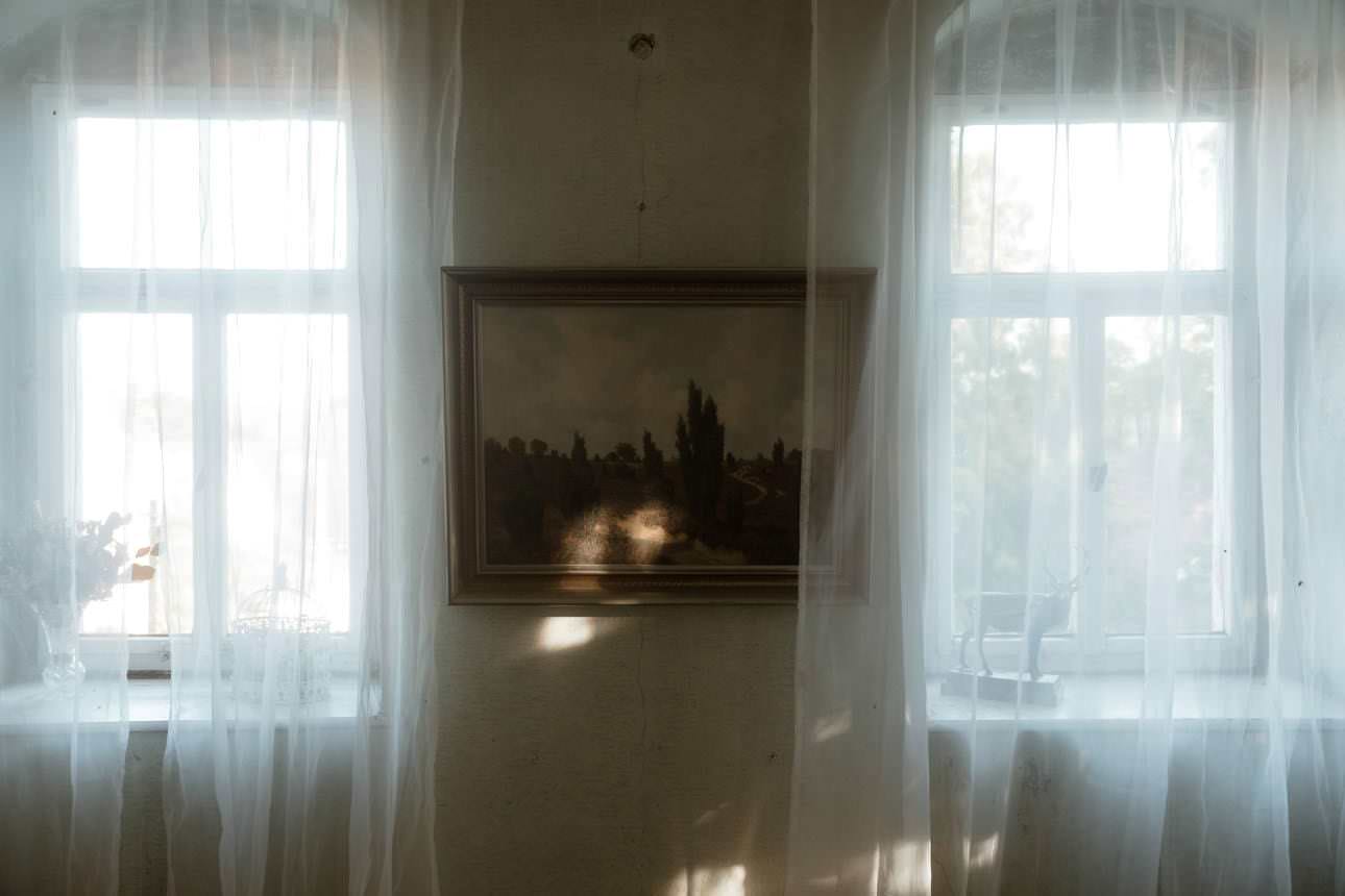 Vintage painting in an old Italian villa in Tuscany, adding historical charm and elegance to the wedding venue.